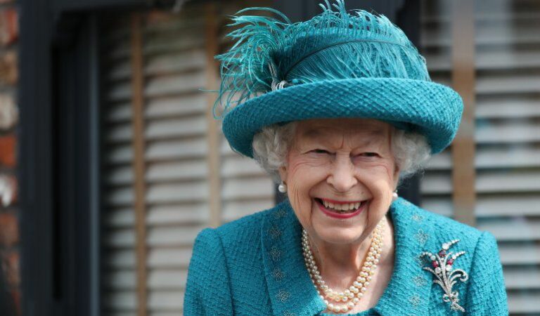 Tras la muerte de su esposo: La reina Isabell hizo su primer paseo sola en su Range Rover 