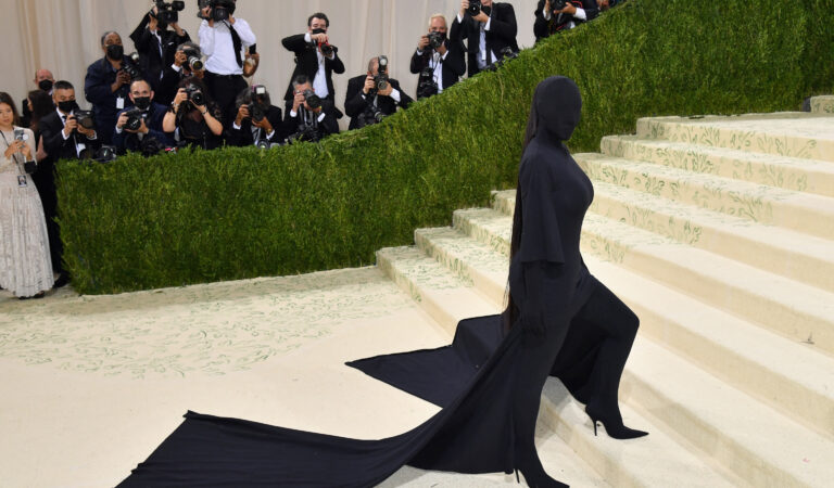 Kim Kardashian se transforma en Batman Beyond en un imaginativo arte conceptual