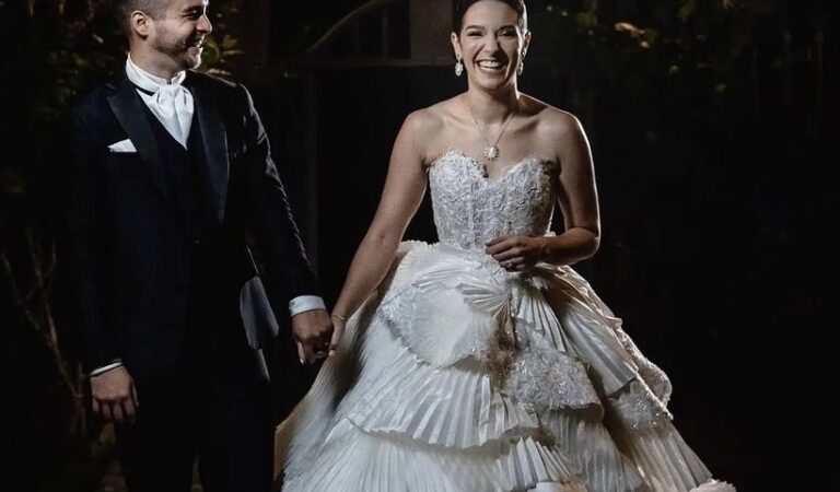 Hugo Espina y Maite Delgado le hicieron increíble regalo de bodas a Daniela Alvarado 👰🏻‍♀️✨