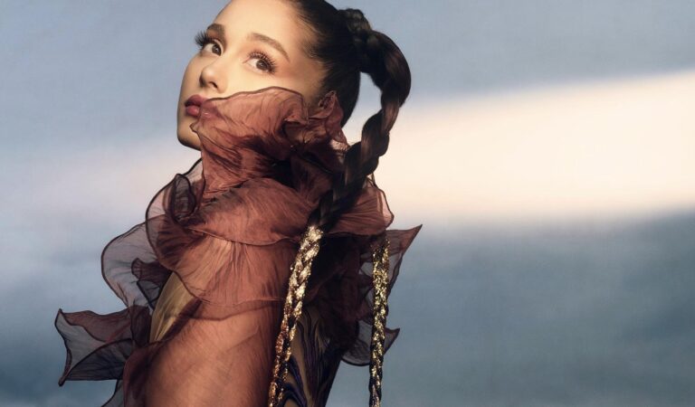 Ariana Grande reveló detalles de su línea de maquillaje “r.e.m beauty” 💄✨