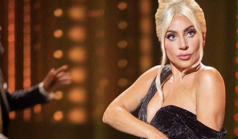 Lady Gaga presumió su bufanda hecha con billetes de 100 dólares 💵👩🏼