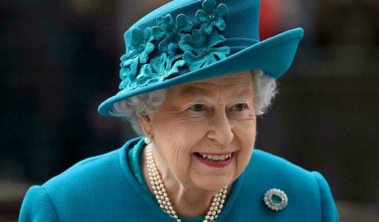 Por primera vez: La reina Isabel II asistió a un evento usando bastón