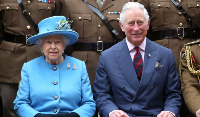 Con una tímida sonrisa: El príncipe Carlos habló del estado de salud de la reina Isabel II