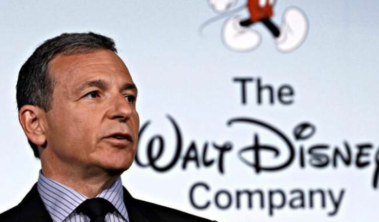 El ex consejero delegado de Disney, Bob Iger, regresa mientras su sucesor, Bob Chapek, se marcha