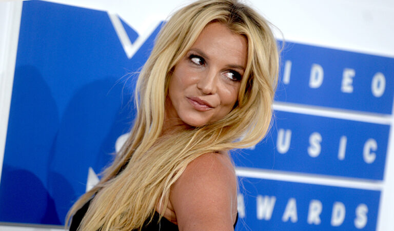 Para «matar el aburrimiento»: Britney Spears se pintó el cabello de morado