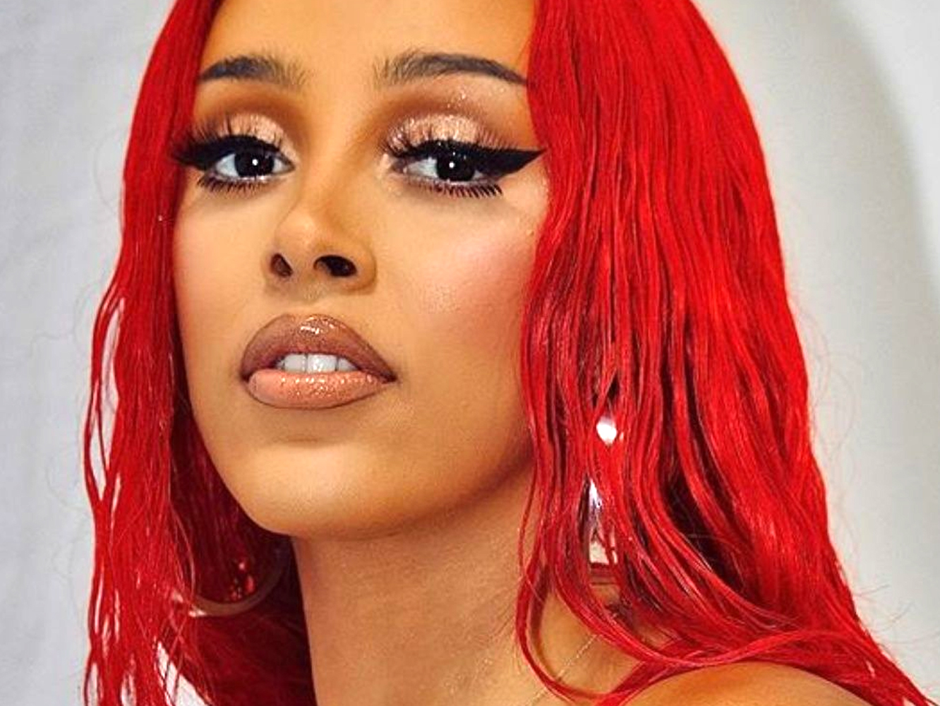 Gracias Internet! A Doja Cat se le escapó una lola en un 