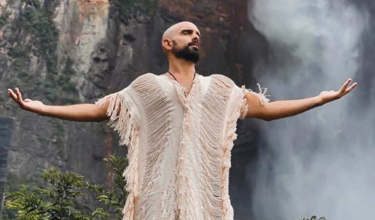 «Yo elijo la luz»: Robert Vogu está de regreso en Venezuela y estrenó el tema «Qué mas da»