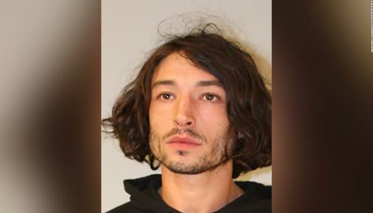 Ezra Miller es arrestado de nuevo en Hawái y supuestamente lanzó una silla a una mujer