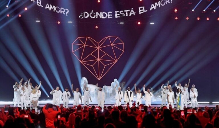 «La música nos une»: Los artistas rinden homenaje a Ucrania en los Latin AMA’s 2022