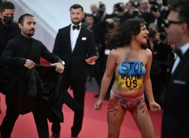 “Dejen de violarnos”: Mujer irrumpe desnuda en Cannes en protesta contra Rusia 🇺🇦🙌🏻