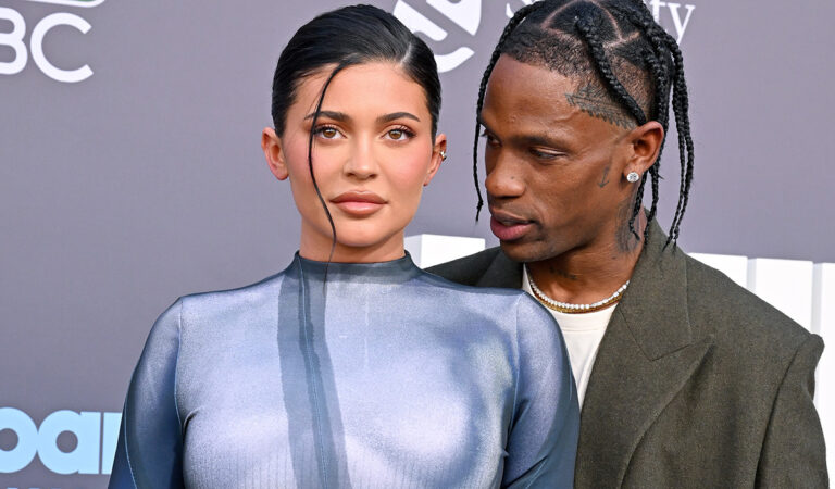 Kylie Jenner y su novio reciben críticas por llevar a su hija con corto vestido a los Billboards 2022