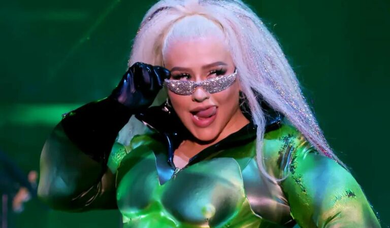 Christina Aguilera usó un gran juguete sexual en pleno escenario ??