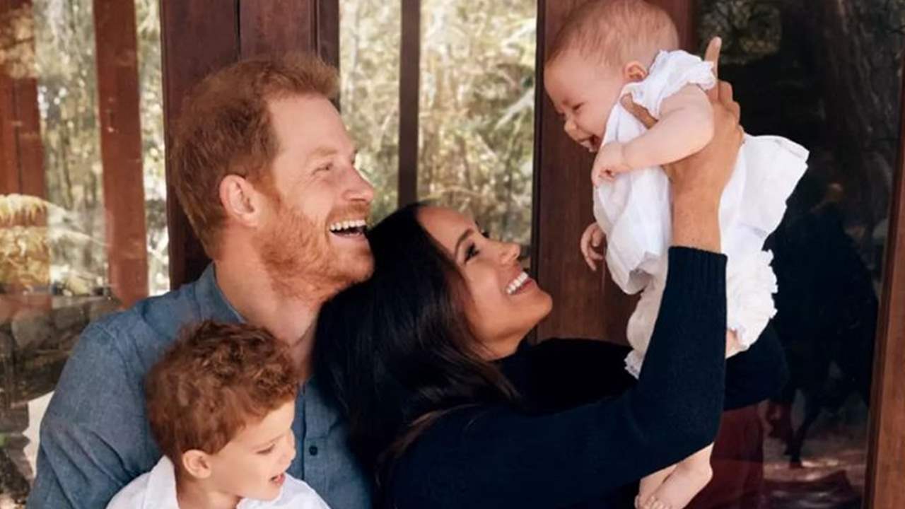 Harry and Meghan Markle reveal the first image of their daughter Lilibet Diana 👶🏻👑