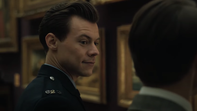 Harry Styles interpreta a un polícia gay en el clóset en el emotivo tráiler de «My Policeman»