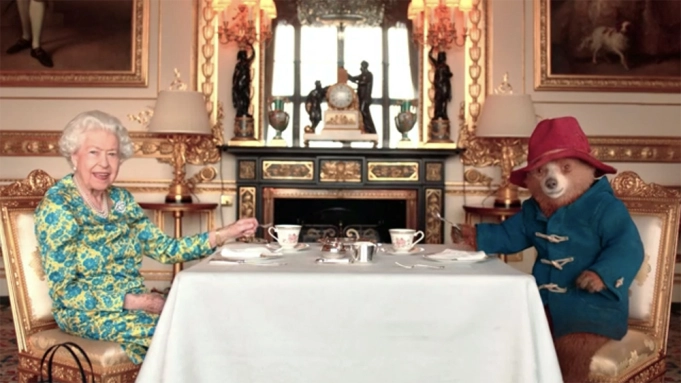 La reina Isabel II y el oso Paddington juntos por primera vez:  Comen mermelada  y toman té