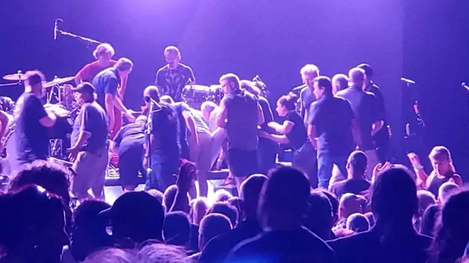 Carlos Santana se desploma durante un concierto y su equipo pide oraciones por su salud