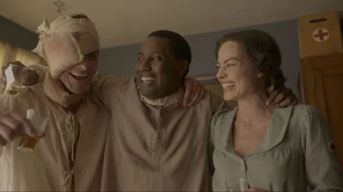 Chris Rock y Christian Bale encuentran un «hombre blanco muerto en una caja» en el estelar tráiler de «Amsterdam» de David O. Russell