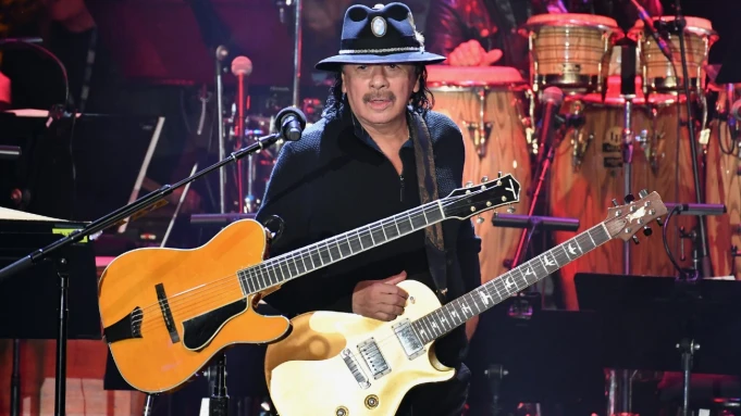 Carlos Santana pospone sus conciertos tras sufrir un colapso en el escenario