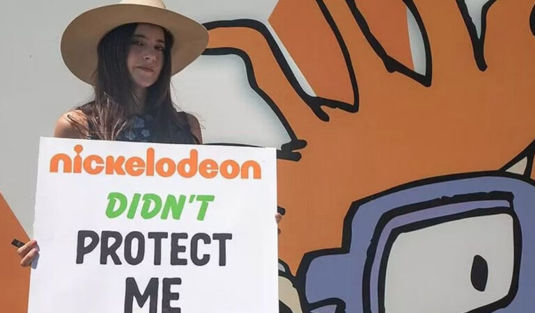 Una ex estrella de Nickelodeon se manifiesta frente al estudio por los abusos a menores