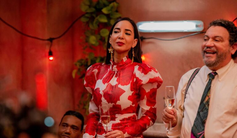 Marta González solidifica su carrera en la comedia, participando en la segunda temporada de “Lios De Familia”
