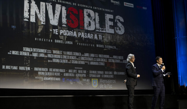 Miguel Sierralta estrena documental «Invisibles» acompañado importantes figuras de la sociedad española [FOTOS]