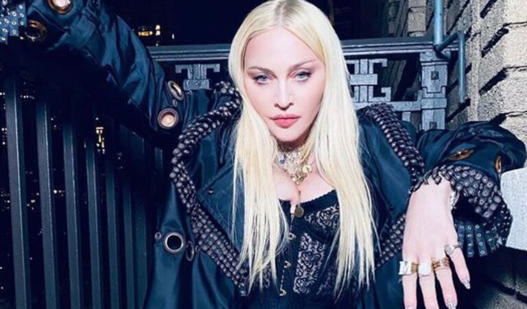 Madonna hizo promoción a sus juguetes íntimos en forma de joyas