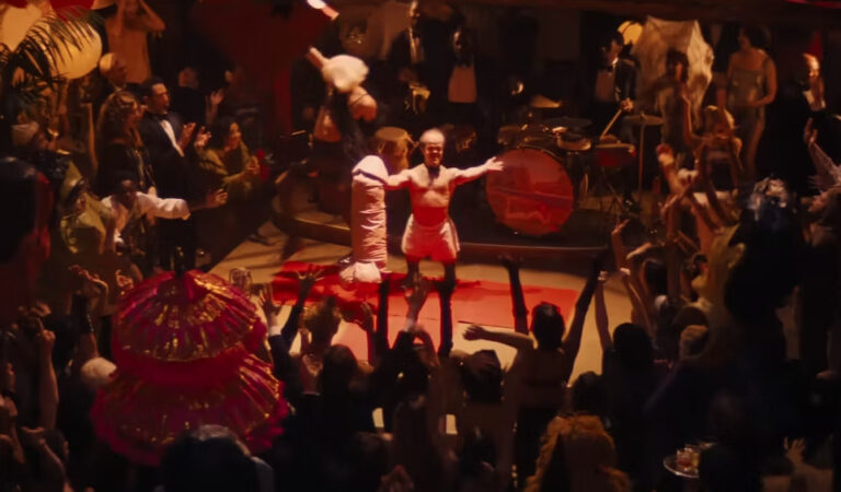 Margot Robbie compara las escenas de la fiesta de Babylon con «El lobo de Wall Street» de Scorsese