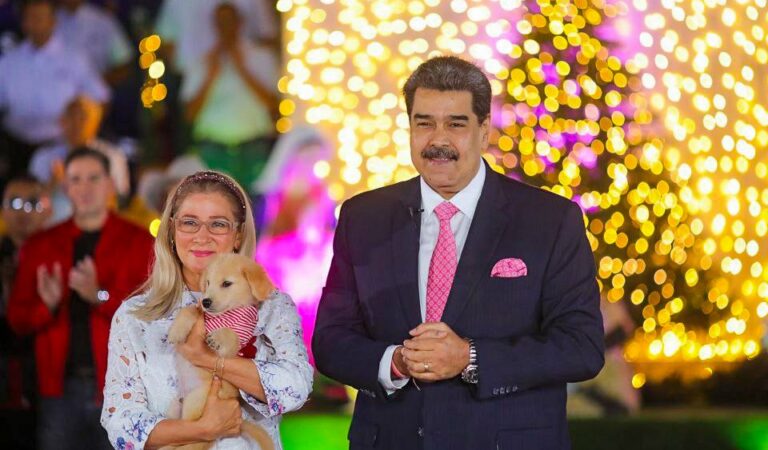 Así fue el mensaje navideño de Maduro, los artistas rojos rojitos y un perrito aparentemente «chavista»