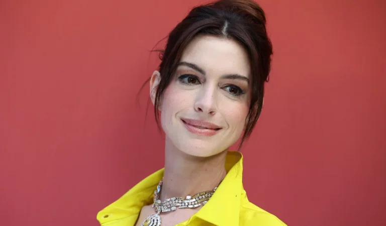 Anne Hathaway sacó los pasos prohibidos en la Fashion Week 2023 en París y se hizo viral