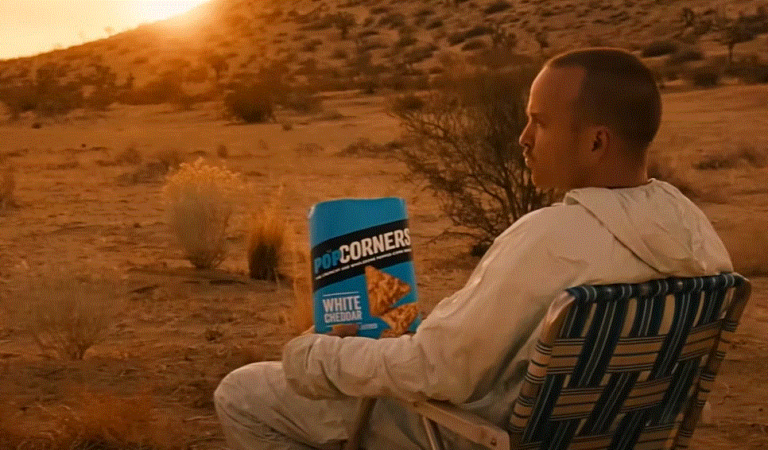Jesse Pinkman espera a Walter White en el desierto de Nuevo México en el anuncio de la Super Bowl