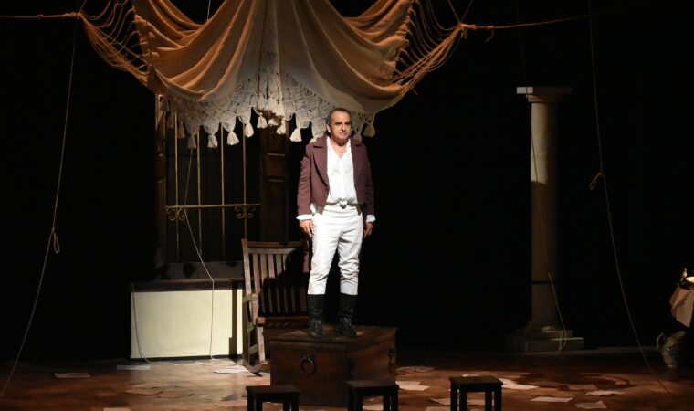 Héctor Manrique protagoniza «Mi último delirio», reviviendo la voz de Bolívar en el teatro