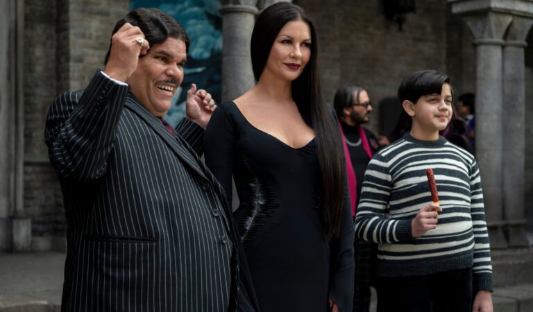 Gomez Addams bailará en la segunda temporada de Wednesday, confirma Luis Guzmán