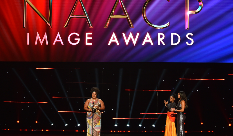 Angela Bassett y «Abbott Elementary» reciben los máximos galardones en los NAACP Image Awards 2023