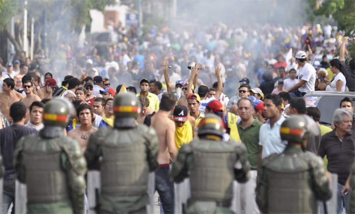Tras protestar en contra del gobierno, varios venezolanos han salido heridos