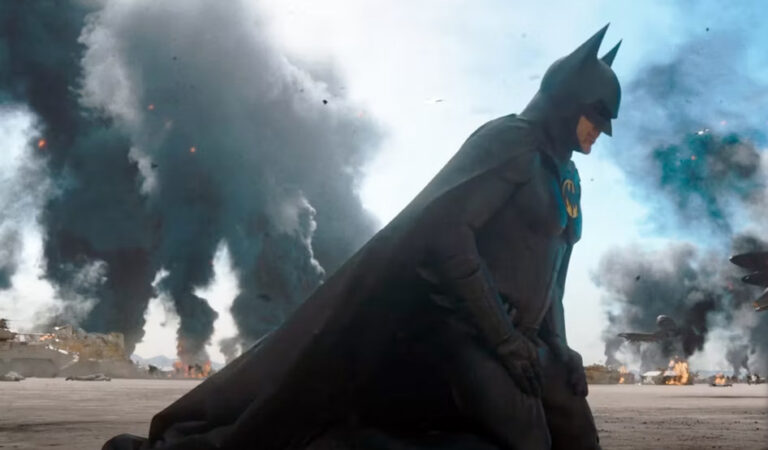El Batman de Michael Keaton alza el vuelo en el nuevo anuncio de televisión de «The Flash»