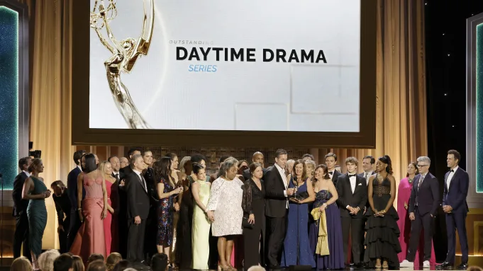 Los Emmy diurnos posponen la entrega de premios de junio hasta que finalice la huelga de guionistas