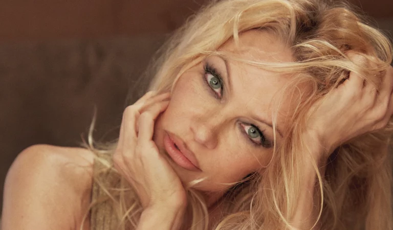 Con un bikini blanco: así celebró Pamela Anderson una nueva «vuelta al sol»