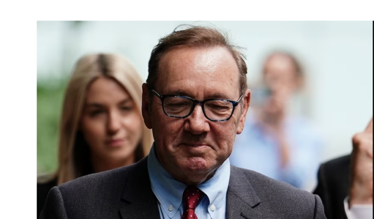 Víctima de Kevin Spacey dice que se despertó y se encontró al actor «practicándole sexo oral»