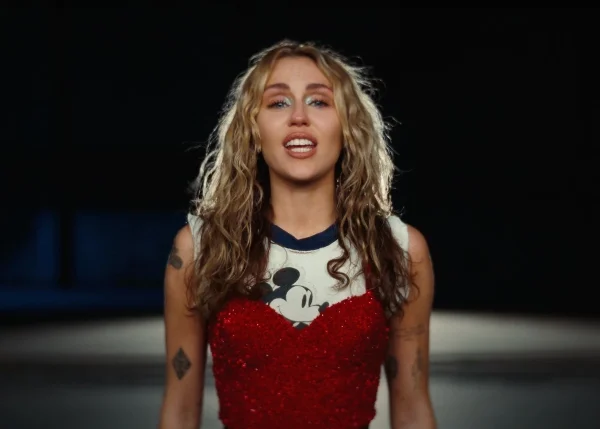 “Used To Be Young”: Miley Cyrus llora al recordar su pasado en su nueva canción ❤️🎶
