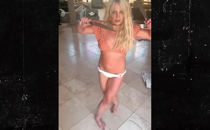 Britney Spears enciende las alarmas por usar cuchillos en unos de sus extraños videos