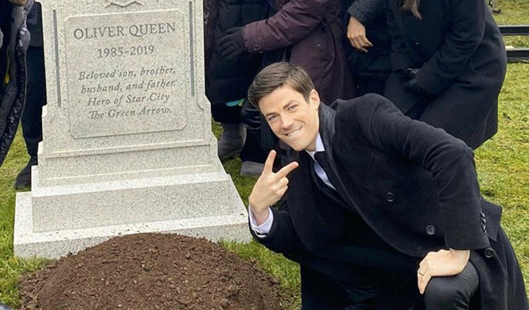 Grant Gustin revive en icónico meme de la tumba de Oliver Queen