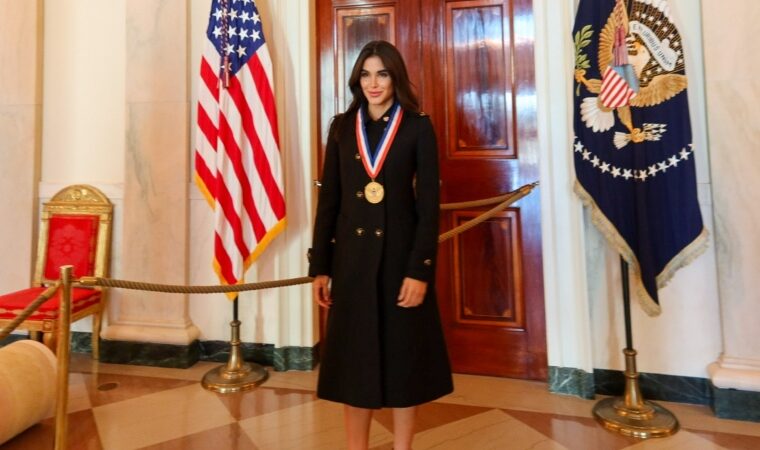 Presidente de Estados Unidos otorgó medalla de Honor a la filántropa y modelo MichellRoxana Castellanos