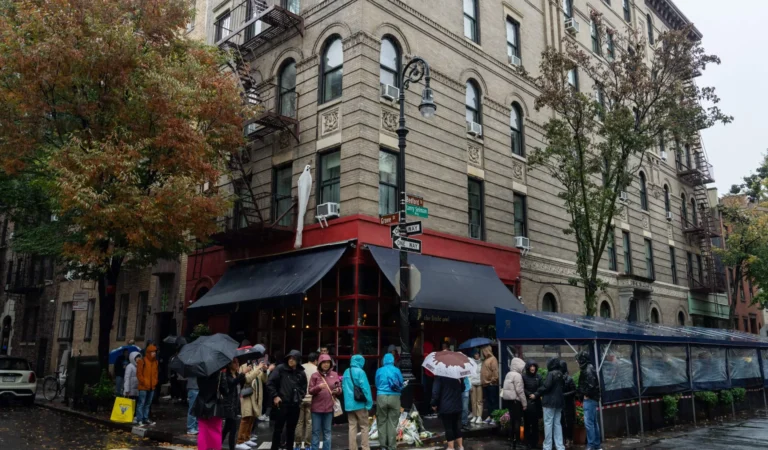 Fans de Friends lloran a Matthew Perry a las puertas del icónico apartamento neoyorquino de la sitcom