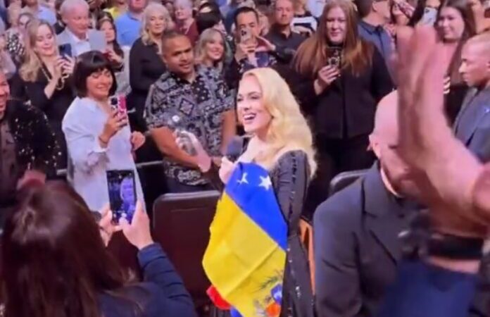 Adele abrazó la bandera de Venezuela en su presentación en Las Vegas