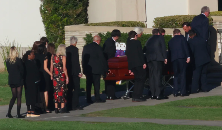 Las estrellas de «Friends» se reúnen para llorar a Matthew Perry en el funeral privado del actor