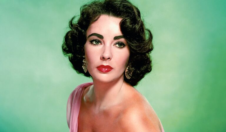 Kim Kardashian rinde homenaje a la legendaria Elizabeth Taylor