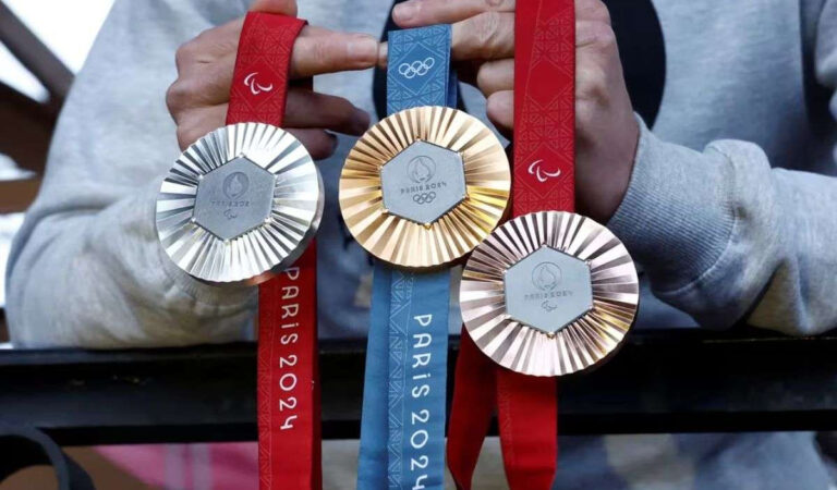 ¡Las medallas olímpicas de París 2024 rinden homenaje a la historia de la ciudad! Así está la Torre Eiffel en cada medalla