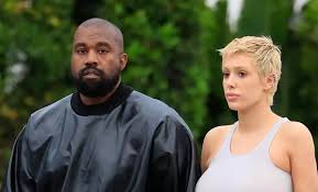 ¡¿Hasta cuándo?! La esposa de Kanye West salió a la calle con un impermeable transparente y sin nada abajo