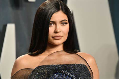 El conductor de Kylie Jenner chocó contra un carro valorado en miles de dólares