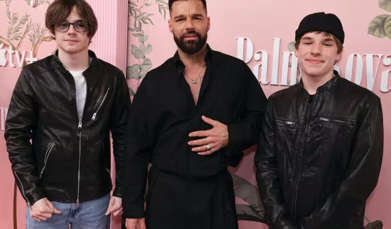 Orgulloso de sus hijos, Ricky Martin llegó al estreno de su serie acompañado de Valentino y Matteo